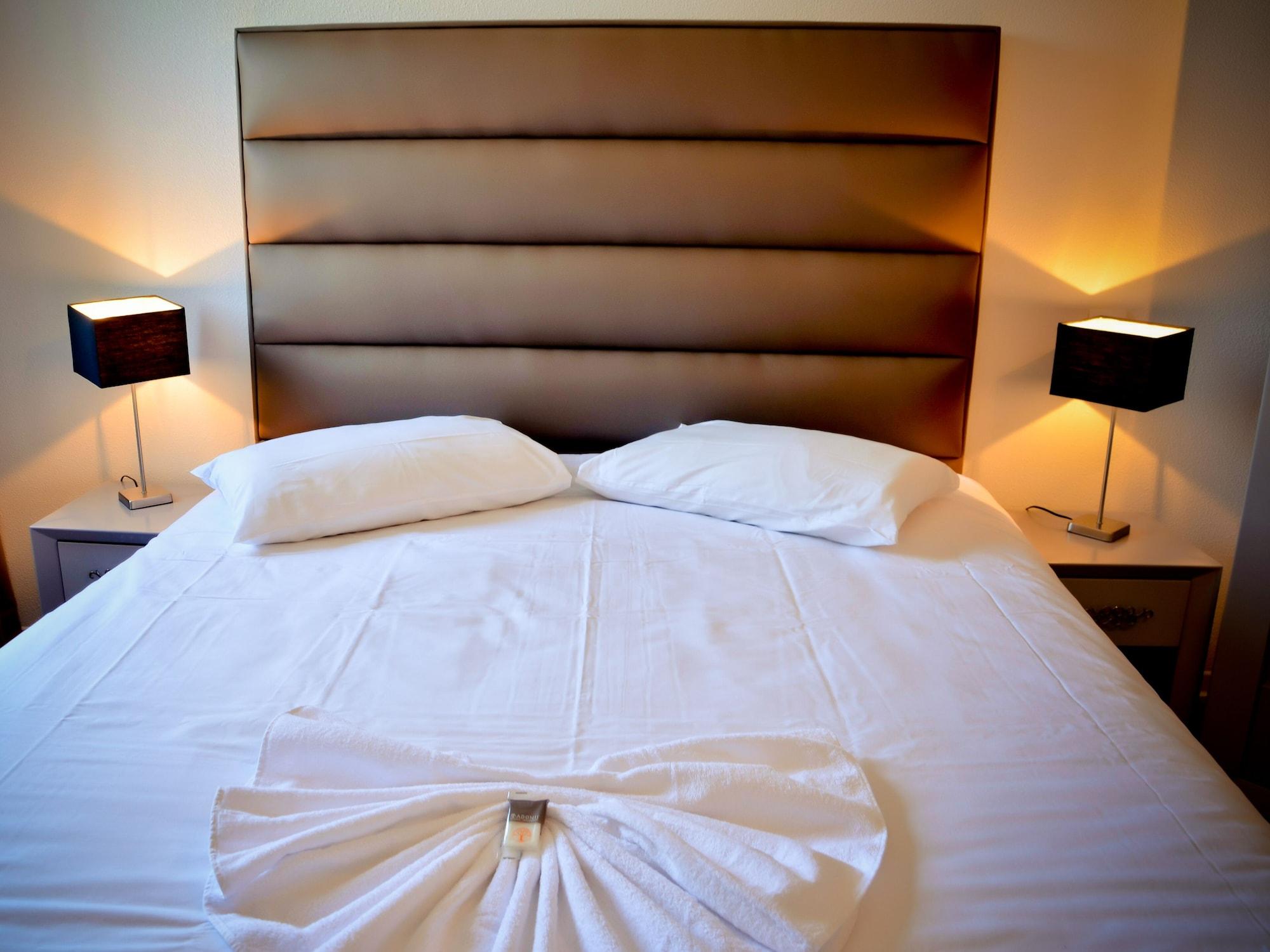 Lahonce Adonis Hotel Bayonne מראה חיצוני תמונה